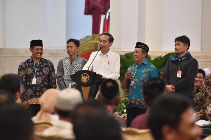 Presiden Joko Widodo menerima perwakilan masyarakat perhutanan sosial di Istana Negara, Jakarta
