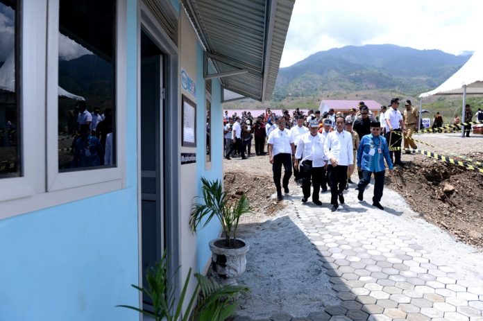Presiden Joko Widodo meninjau proyek penyediaan hunian tetap bagi korban gempa di Kota Palu, Sulawesi Tengah