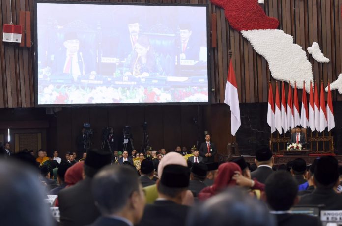 Presiden Joko Widodo menyaksikan sumpah atau janji Dewan Perwakilan Rakyat masa bakti 2019-2024 di Gedung Parlemen, Senayan