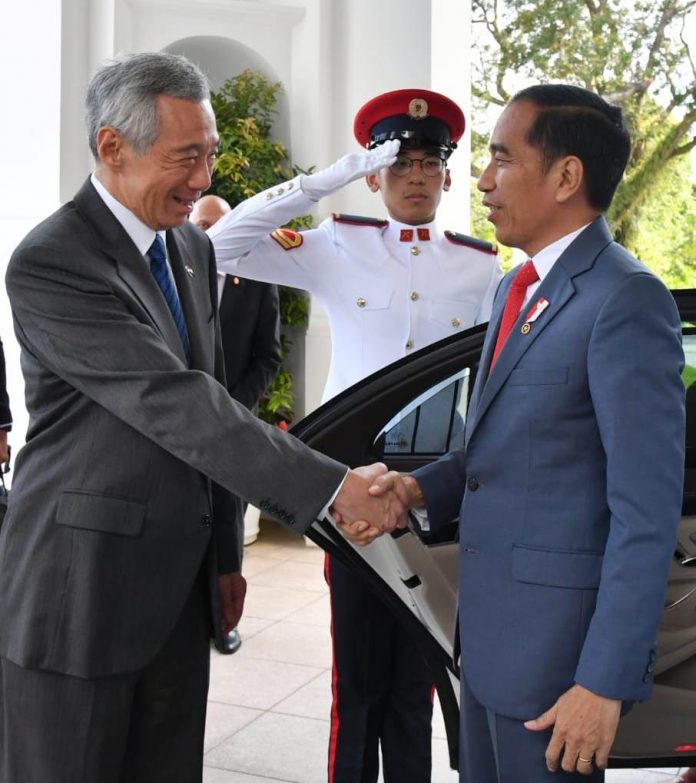 Presiden Joko Widodo tiba di The Istana Singapura disambut langsung oleh Perdana Menteri Perdana Menteri Lee Hsien Loong
