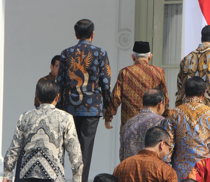 Presiden Jokowi dengan santun menggandeng tangan Wapres Ma'ruf Amin (Foto Rully Vibizmedia)