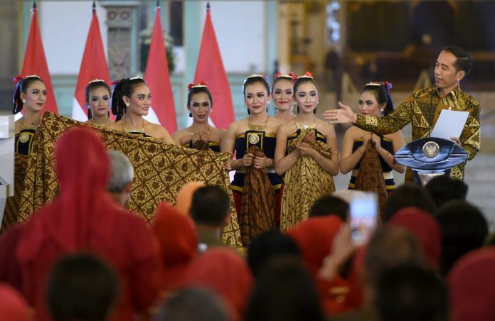 Presiden menghadiri puncak Peringatan Hari Batik Nasional 2019 di Puro Mangkunegaran, Kota Surakarta