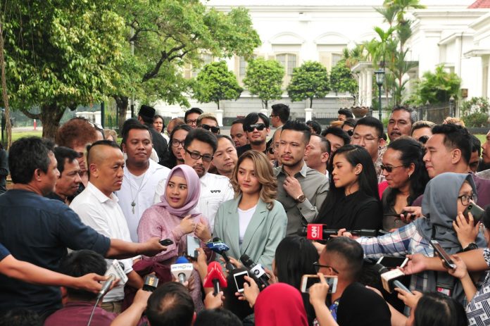 Sejumlah musisi yang akan tampil dalam pagelaran “Musik Untuk Republik” menemui wartawan usai diterima Presiden Jokowi, di Istana Kepresidenan Bogor, Jabar, Senin (30 Sep). (Foto Humas Setkab)