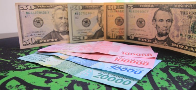 Stabil dari Paginya, Rupiah Jumat Siang Melemah ke Rp14