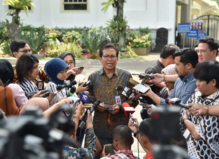 Juru bicara Presiden Fadjroel Rachman memberikan keterangan pers terkait pertemuan Presiden Joko Widodo menerima Pimpinan Komando Kewilayahan TNI AL, TNI AU di Istana Merdeka, Jakarta