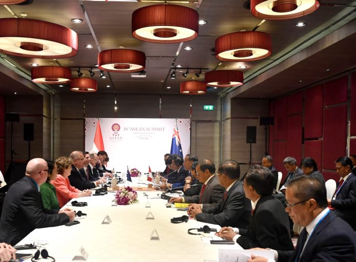 Presiden Joko Widodo bertemu Perdana Menteri Australia Scott Morrison di sela-sela pelaksanaan Konferensi Tingkat Tinggi (KTT) ke-35 ASEAN di Impact Exhibition and Convention Center, Bangkok, Thailand