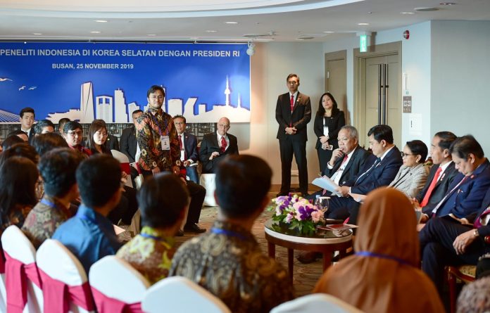 Presiden Joko Widodo bertemu sejumlah peneliti dan ilmuwan asal Indonesia di Hotel Lotte, Busan, Korea Selatan