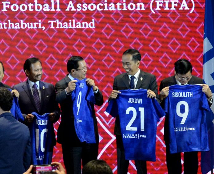 Presiden Joko Widodo mendapat Jersey nomor 21 karena Indonesia ditunjuk sebagai tuan rumah penyelenggaraan Piala Dunia di bawah usia 20 pada tahun 2021 mendatang
