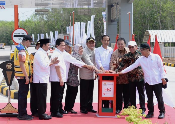 Presiden Joko Widodo meresmikan jalan tol trans-Sumatera ruas Terbanggi Besar - Pematang Panggang - Kayu Agung di gerbang tol KM 240, Kabupaten Mesuji