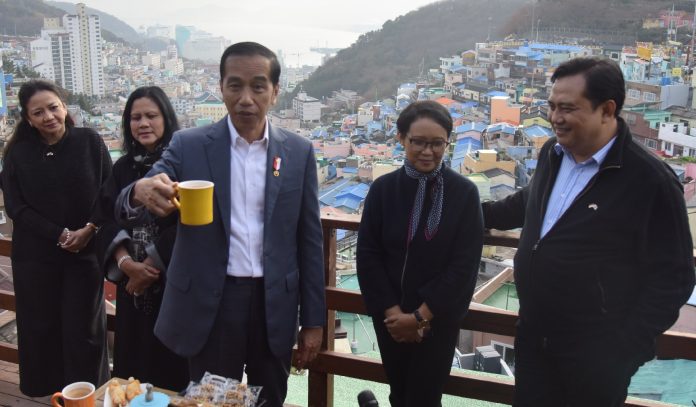Presiden Jokowi didampingi Ibu Negara, Menlu, dan Dubes RI di Seoul, menikmati kopi di salah satu kafe mengunjungi Gamcheon Culture Village, di Busan, Minggu (24 Nov) sore. (Foto Humas)