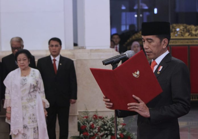 Presiden Joko Widodo (Jokowi) Jumat (13 Des) siang, melantik secara resmi sembilan Anggota Dewan Pertimbangan Presiden (Wantimpres) di Istana Negara, Jakarta.