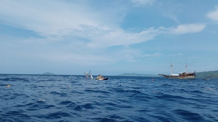 Kapal Plataran Pinisi Bali yang ditumpangi wartawan Istana Kepresidenan terbalik di Labuan Bajo
