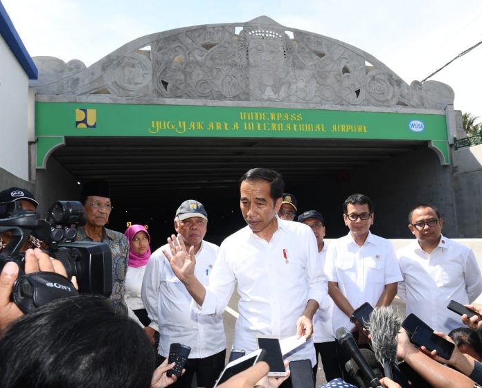 Presiden Joko Widodo memberikan keterangan pers terkait evakuasi WNI dari Wuhan, Provinsi Hubei saat kunjungan kerja ke Daerah Istimewa Yogyakarta