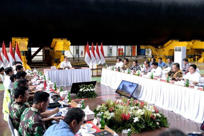Presiden Joko Widodo memimpin rapat terbatas mengenai kebijakan pengembangan alutsista di PT PAL Indonesia, Kota Surabaya, pada Senin, 27 Januari 2020