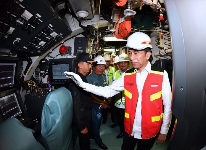 Presiden Joko Widodo meninjau meninjau langsung kapal selam KRI Alugoro-405 di PT PAL, Surabaya, pada Senin, 27 Januari 2020
