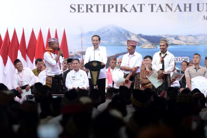 Presiden Joko Widodo menyerahkan 2500 sertifikat hak atas tanah di Kantor Bupati Manggarai Barat, Kecamatan Komodo,Provinsi Nusa Tenggara Timur, pada Selasa, 21 Januari 2020