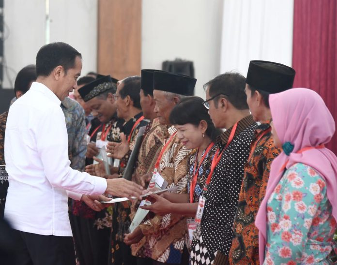 Presiden Joko Widodo menyerahkan 3.218 sertifikat hak atas tanah untuk rakyat di Provinsi Daerah Istimewa Yogyakarta, pada Jumat, 31 Januari 2020