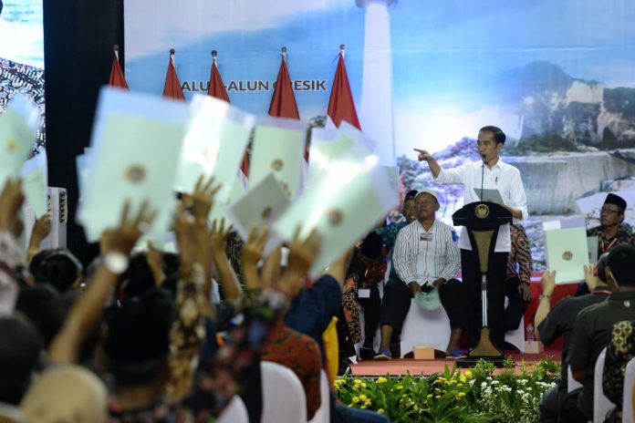 Presiden Joko Widodo menyerahkan langsung 2020 sertifikat kepada pemilik tanah di Jawa Timur