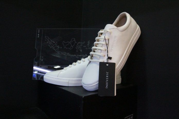 Sepatu Iniverse warna beige, sesuai warna masakan ayam pop (Foto Ezra Judah Vibizmedia)