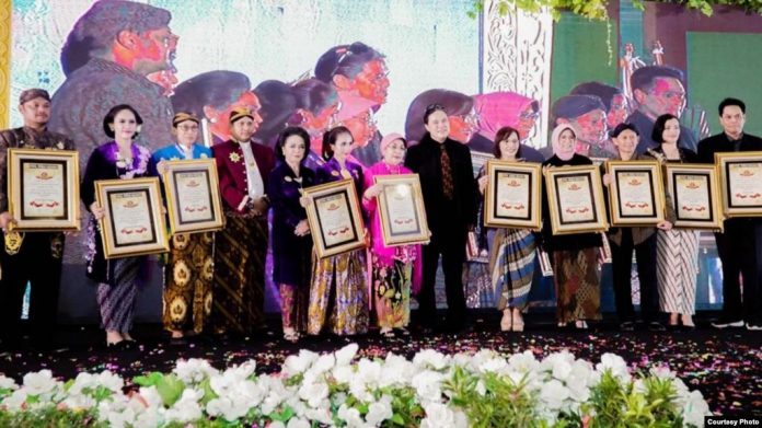 Pemecahan rekor dunia, 2020 wanita berkebaya yang berlangsung di Sleman City Hall, Yogyakarta (Foto Courtesy VOA)