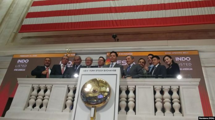 Perusahaan Indonesia membuka pasar bursa saham New York dengan tradisi membunyikan lonceng. (Foto VOA,Naratama Rukmananda)