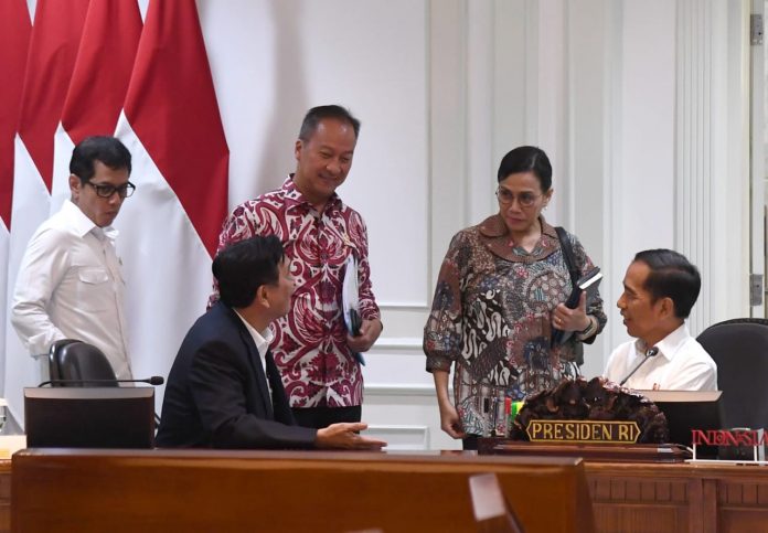 Presiden Joko Widodo memimpin rapat terbatas mengenai dampak virus korona terhadap perekonomian Indonesia di Kantor Presiden