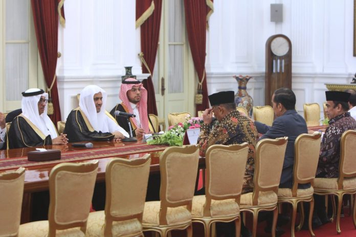 Presiden Joko Widodo menerima kunjungan Sekretaris Jenderal Liga Muslim Dunia, Sheikh Mohammed Abdulkarim Al-Essa di Istana Merdeka, Jakarta, pada Rabu, 26 Februari 2020