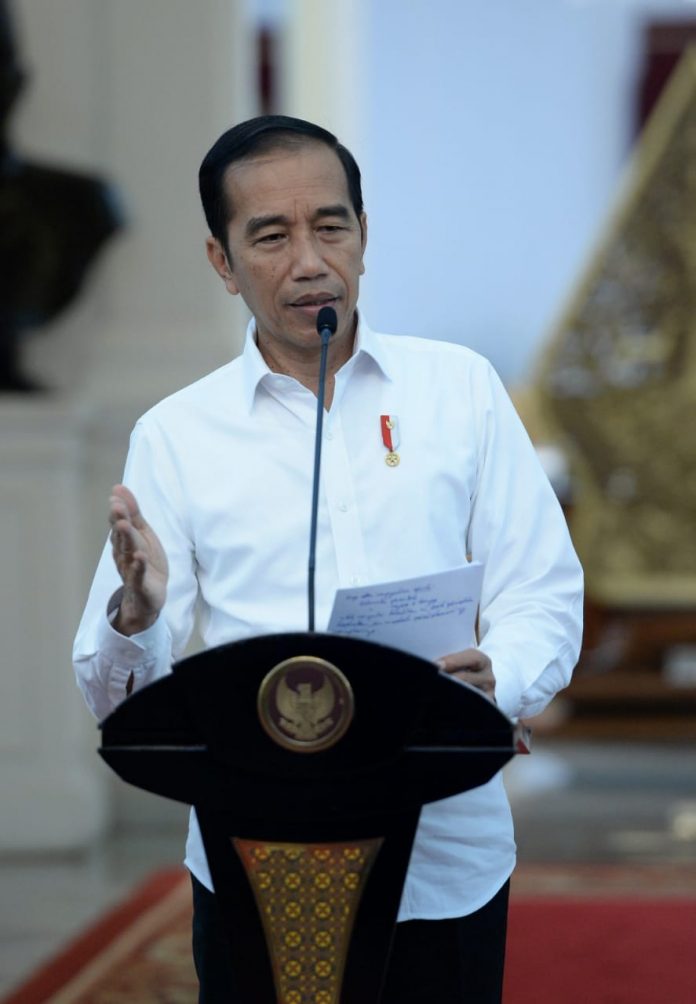 Presiden Joko Widodo memberikan keterangan pers di Istana Merdeka