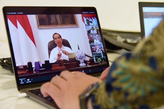 Presiden Joko Widodo memimpin rapat terbatas dengan seluruh gubernur mengenai penanganan dampak Covid-19 di Istana Merdeka