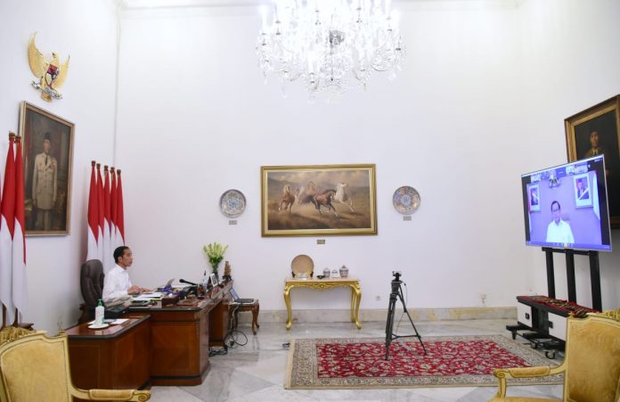Presiden Joko Widodo memimpin rapat terbatas melalui video konferensi pelaksanaan Ujian Nasional 2020 di Istana Merdeka