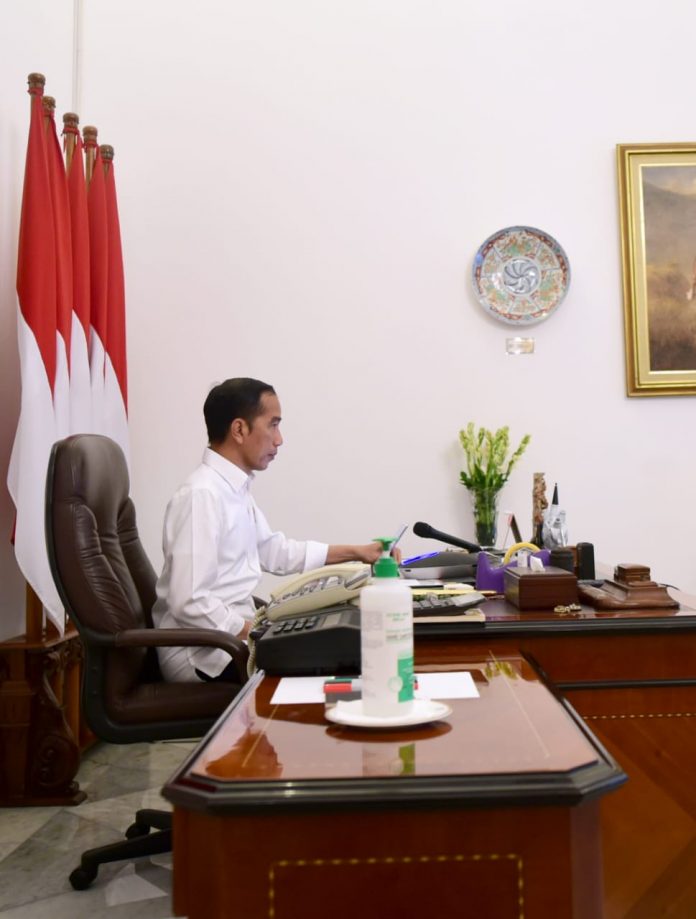 Presiden Joko Widodo memimpin rapat terbatas membahas laporan Tim Gugus Tugas Percepatan Penanganan Covid-19 melalui telekonferensi dari Istana Merdeka