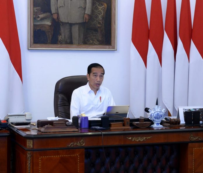Presiden Joko Widodo menggelar rapat terbatas mengenai Kebijakan Moneter dan Fiskal melalui telekonferensi bersama jajaran terkait dari Istana Merdeka
