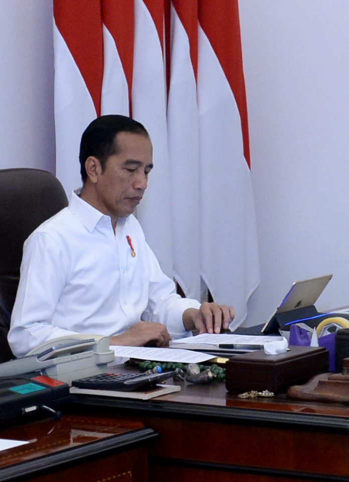 Presiden Joko Widodo rapat terbatas membahas kebijakan moneter dan fiskal menghadapi dampak ekonomi pandemi global Covid-19 melalui telekonferensi dari Istana Merdeka, Jakarta