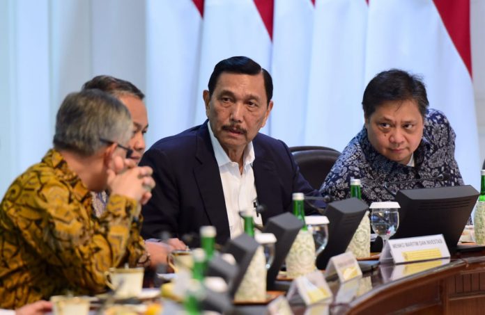 Rapat terbatas membahas Kerangka Ekonomi Makro dan Pokok-Pokok Kebijakan Fiskal Tahun 2021 dan Rencana Kerja Pemerintah tahun 2021 di Kantor Presiden, Jakarta, pada Senin, 9 Maret 2020