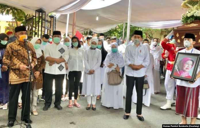 Suasana jelang pemberangkatan jenazah ibunda Presiden Jokowi, Sudjiatmi Notomihardjo, Kamis, 26 Maret 2020 (Foto Humas Pemkot Surakarta)