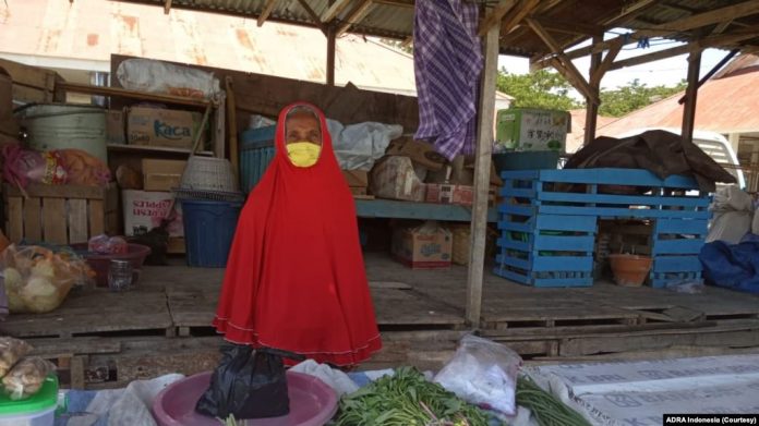 Ibu Rennu (75) saat masih berjualan sayur mayur di pasar tradisional Petobo, Kota Palu, Sulawesi Tengah, 13 April 2020. (Foto ADRA Indonesia)