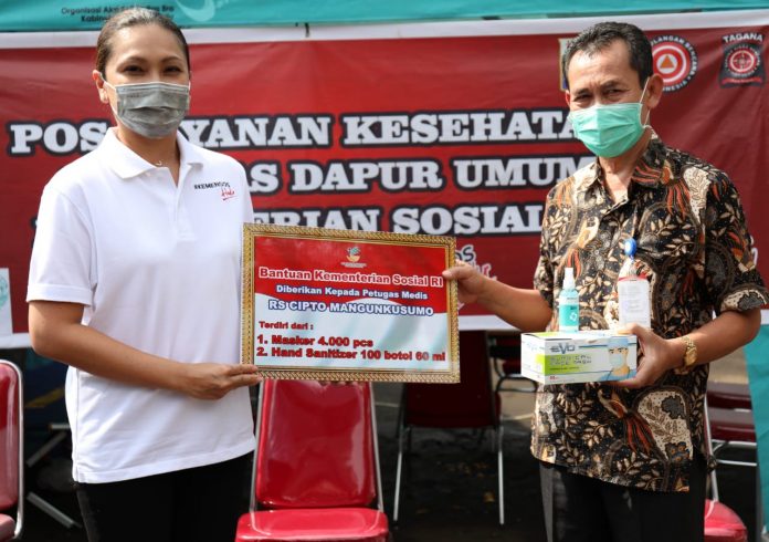 Kementerian Sosial berikan bantuan kepada petugas medis RS Cipto Mangunkusumo