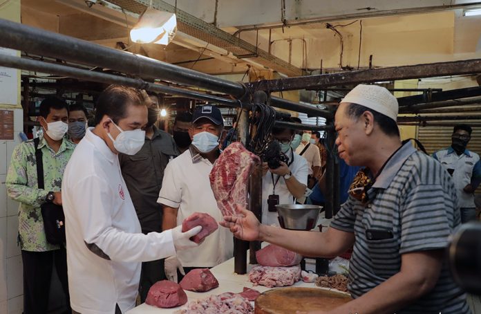 Menteri Perdagangan Agus Suparmanto meninjau langsung harga dan stok kebutuhan pokok di Pasar Kramat Jati, Rabu 29 April 2020