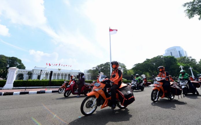 Pendistribusian paket sembako secara simbolis bagi masyarakat kurang mampu dan terdampak Covid-19 di wilayah DKI Jakarta