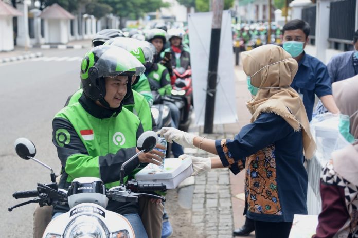 Sekretariat Presiden membagikan nasi kotak kepada pengemudi ojek daring