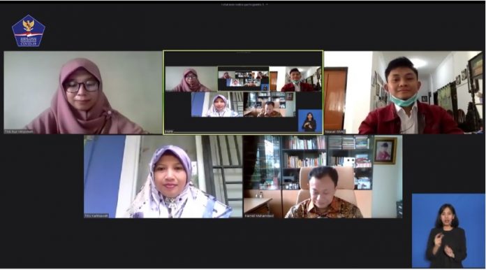 Guru SD Kabupaten Sanggau Titis Kartikawati dalam telekonferensi bersama para guru dan pegiat pendidikan