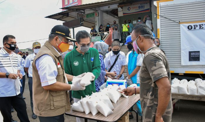 Menteri Perdagangan, Agus Suparmanto meninjau dan melakukan penjualan langsung gula pasir pada operasi pasar gula di Pasar Baru, Kota Bekasi, Selasa 26 Mei 2020