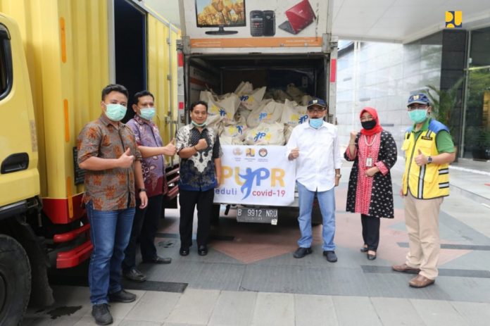 Penyaluran bantuan sosial 200 kantong sembako kepada pemangkas rambut yang tergabung dalam persaudaraan pemangkas rambut garut