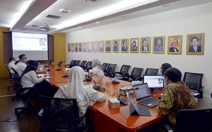 Direktur Jenderal Pengembangan Ekspor Nasional Kasan melakukan pertemuan secara virtual dengan CEO Garudafood Putra Putri Jaya Hardianto Atmadja dari Kantor Kementerian Perdagangan, Jakarta, Rabu