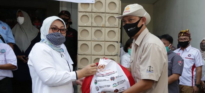Menteri Ketenagakerjaan Ida Fauziyah bersama Menteri Sosial Juliari P. Batubara menyerahkan bantuan sosial sembako Presiden RI kepada pekerja atau buruh ter PHK dan dirumahkan wilayah Jabodetabek
