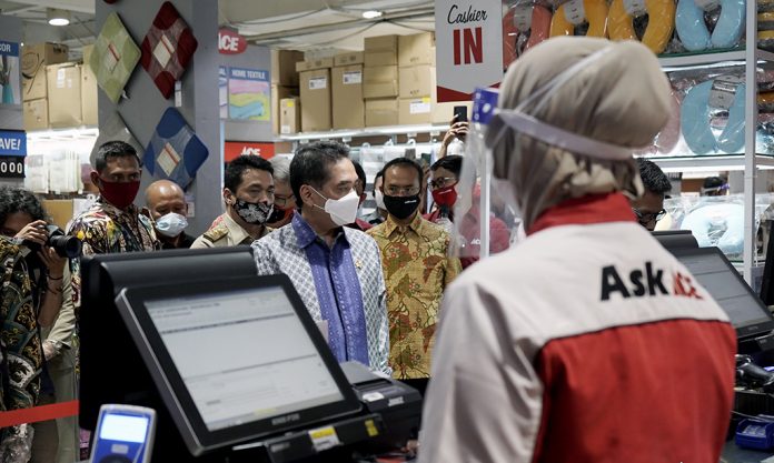 Menteri Perdagangan Agus Suparmanto melakukan simulasi implementasi penerapan prosedur tetap Covid-19 di salah satu ritel modern di Jakarta