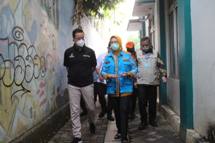 Menteri Sosial, Juliari P. Batubara menyerahkan bantuan sosial sembako kepada warga di Kelurahan Rawa Buntu, Tangerang Selatan, Selasa 23 Juni 2020