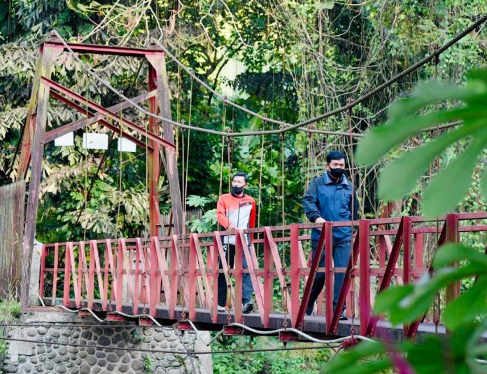 Panglima TNI Hadi Tjahjanto dan Kapolri Idham Aziz berolahraga bersama Presiden Joko Widodo di Istana Kepresidenan Bogor