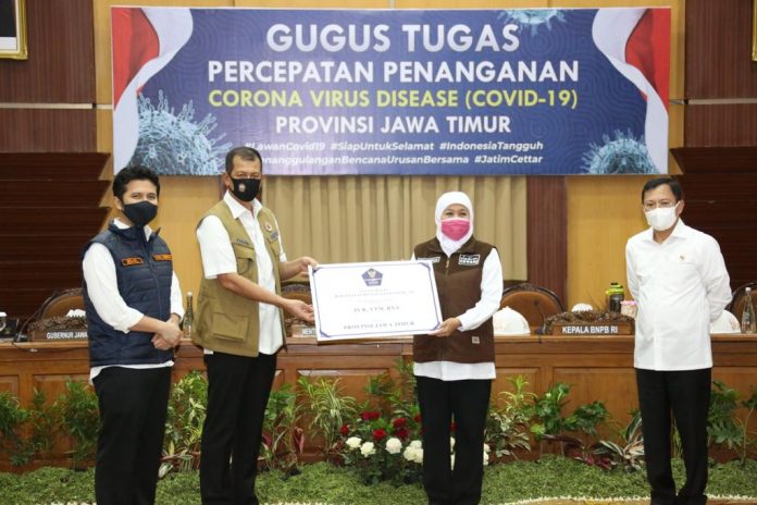 Pemerintah melalui Gugus Tugas Percepatan Penanganan Covid-19 menyerahkan bantuan berupa APD, Ventilator ke Pemerintah Provinsi Jawa Timur
