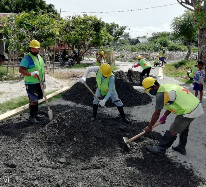 Perbaikan jalan dalam program KOTAKU